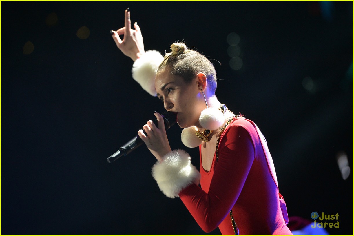 miley cyrus stolen sweater at tampa jingle ball 08