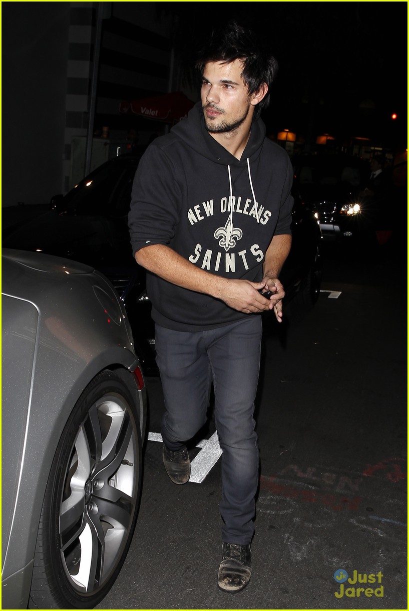 taylor lautner marie avgeropoulos hollywood dinner date 17