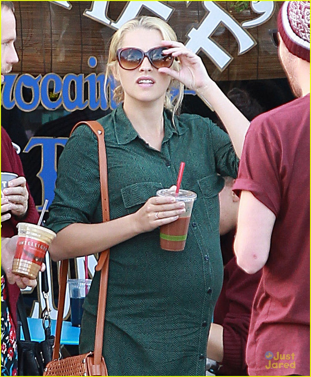teresa palmer after christmas lunch 09