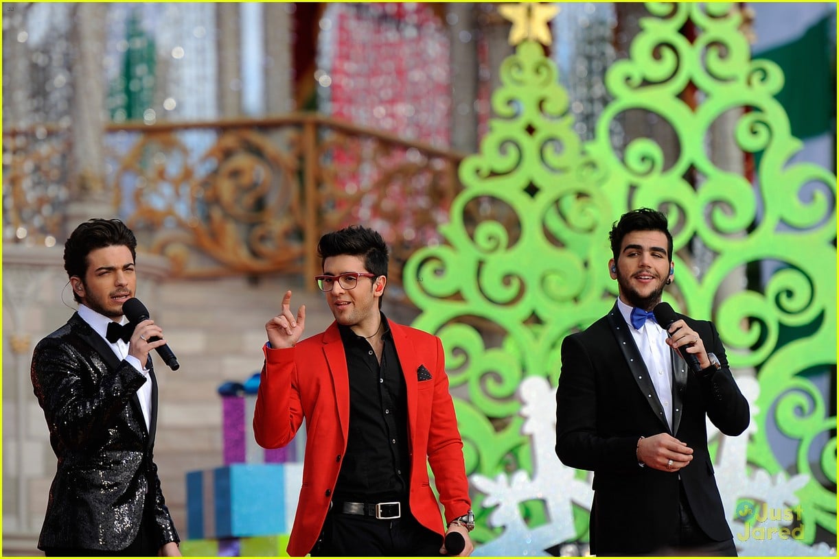 Il Volo Feliz Navidad At Disney Parks Christmas Parade Watch Now