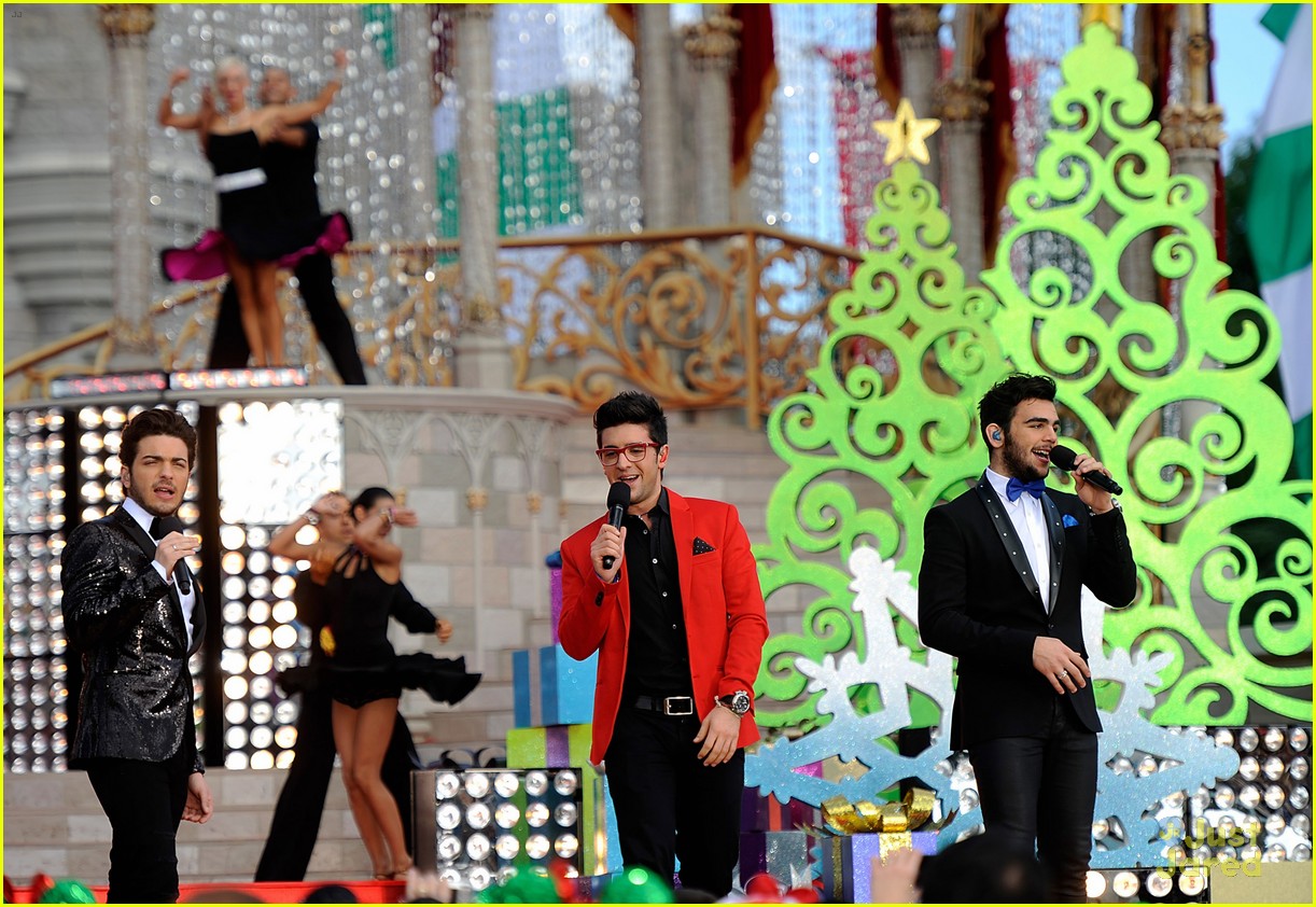 Il Volo Feliz Navidad At Disney Parks Christmas Parade Watch Now