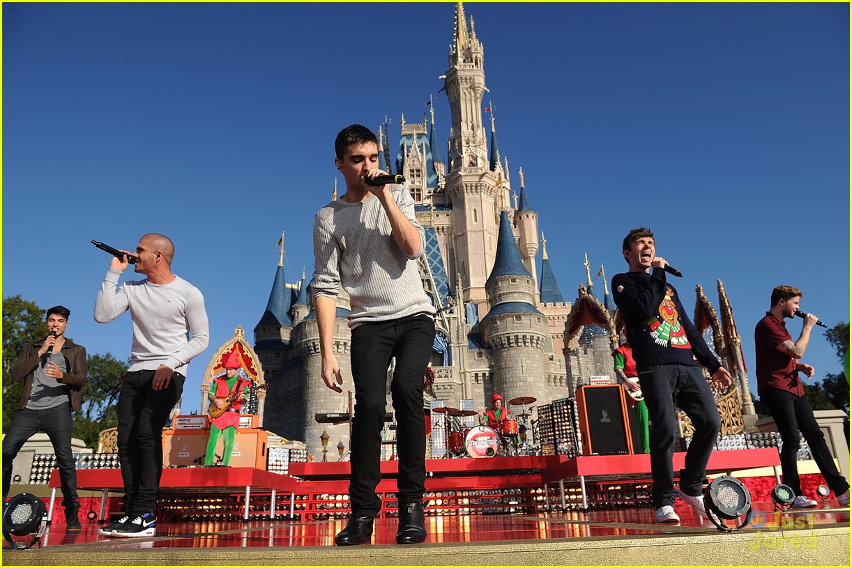 the wanted santa claus is coming to town watch 03