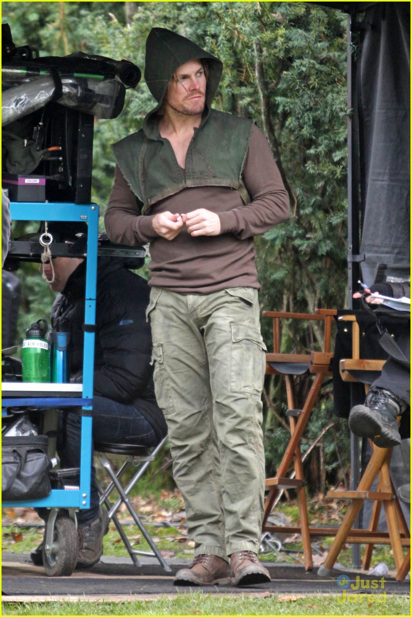 stephen amell dons wig arrow filming 01