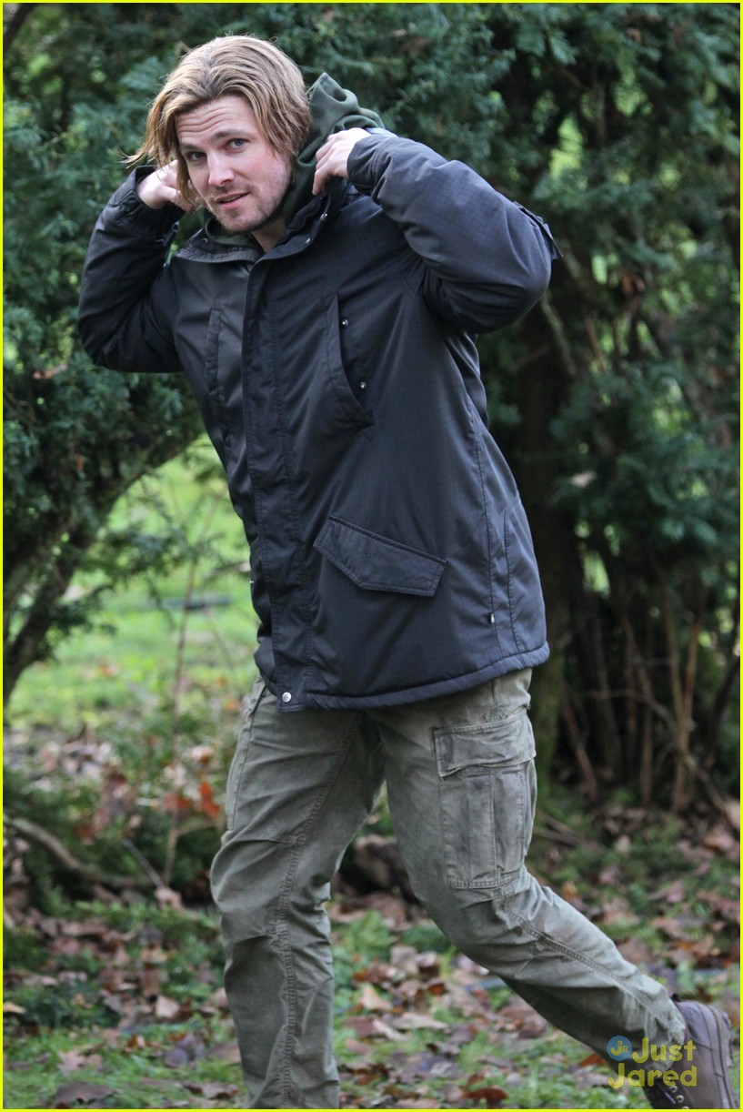 stephen amell dons wig arrow filming 03
