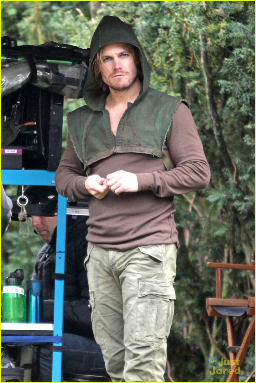 stephen amell dons wig arrow filming 04