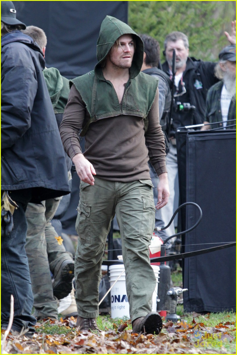 stephen amell dons wig arrow filming 05
