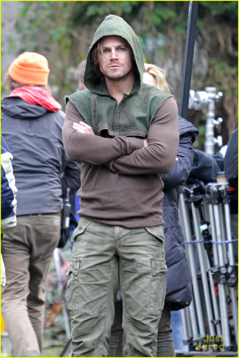 stephen amell dons wig arrow filming 07