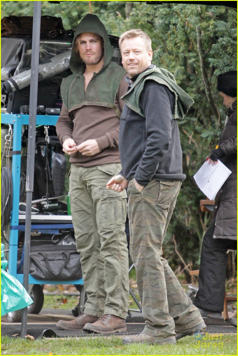 stephen amell dons wig arrow filming 08