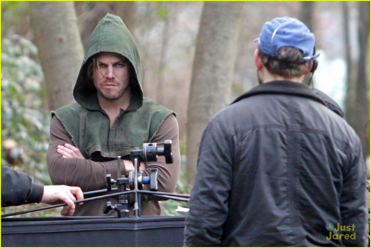 stephen amell dons wig arrow filming 09