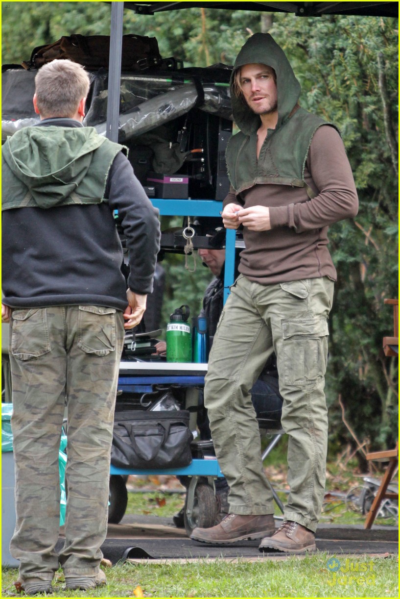 stephen amell dons wig arrow filming 11
