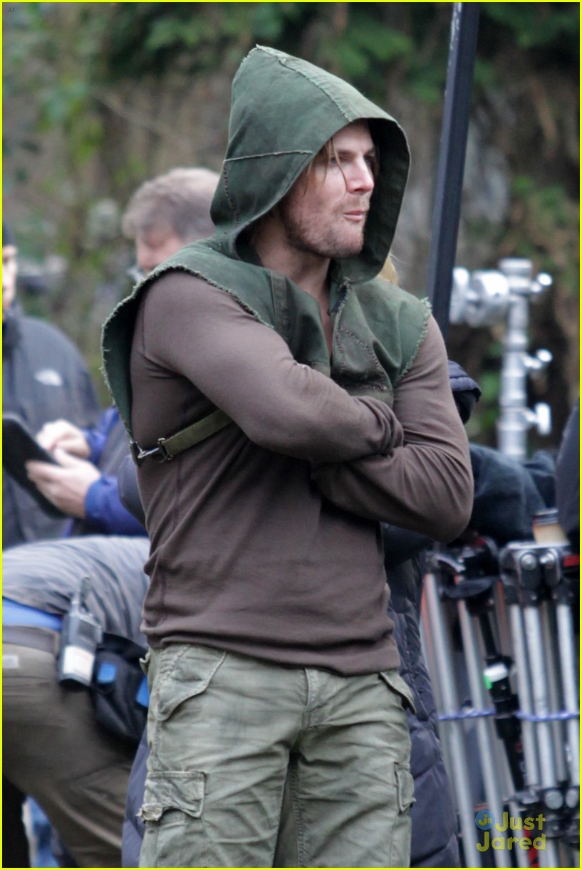 stephen amell dons wig arrow filming 13