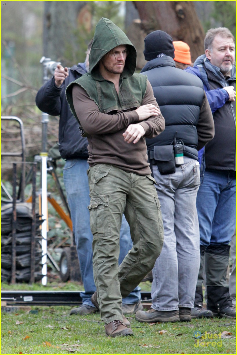 stephen amell dons wig arrow filming 17