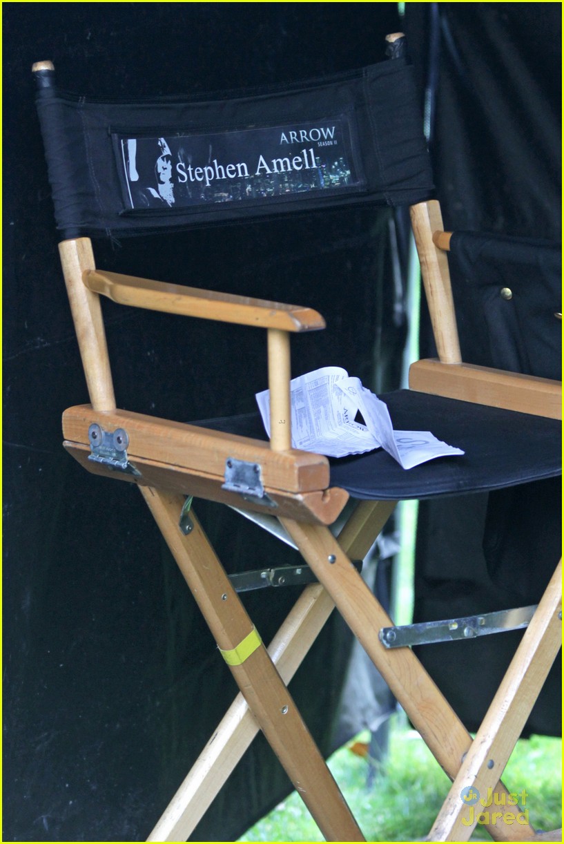 stephen amell dons wig arrow filming 18