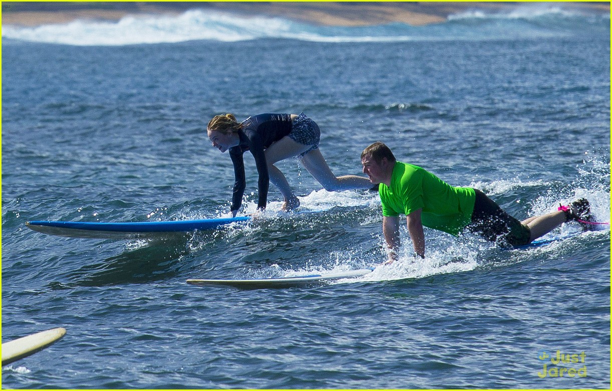 andrew garfield emma stone hawaii surfing 04
