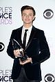 chris colfer wins favorite comedy actor peoples choice 2014 02