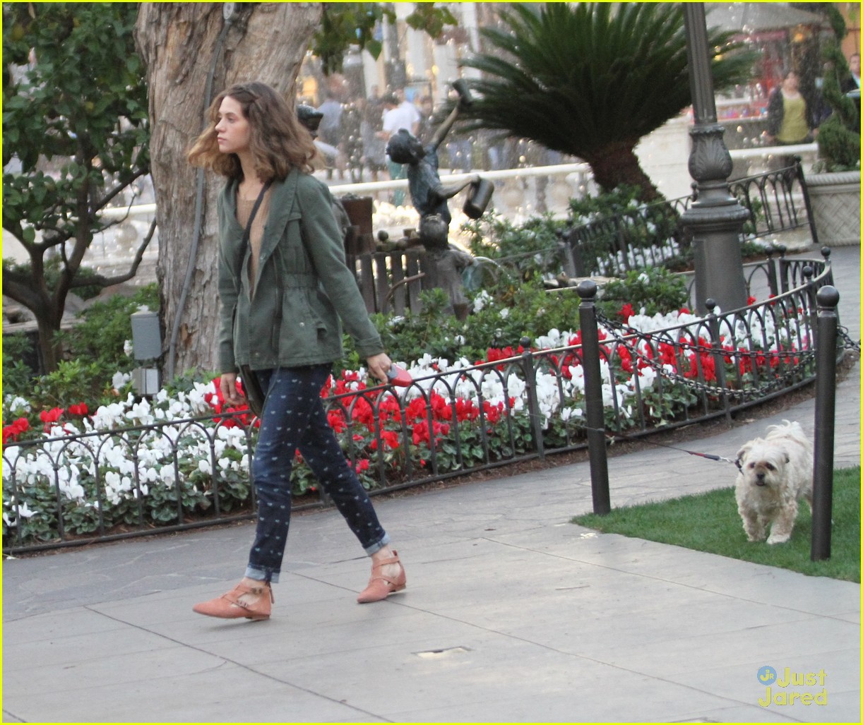 lyndsy fonseca shopping with pup romi 03