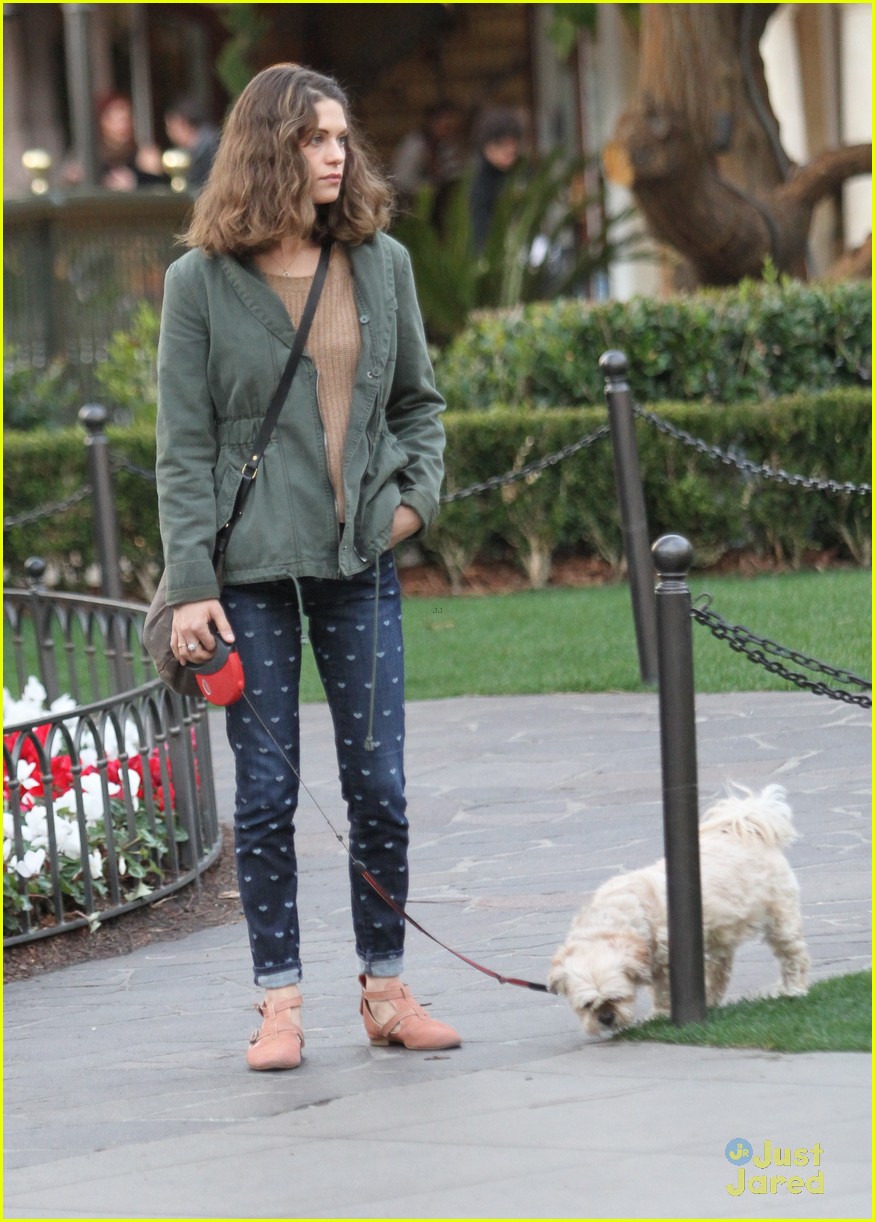 lyndsy fonseca shopping with pup romi 05