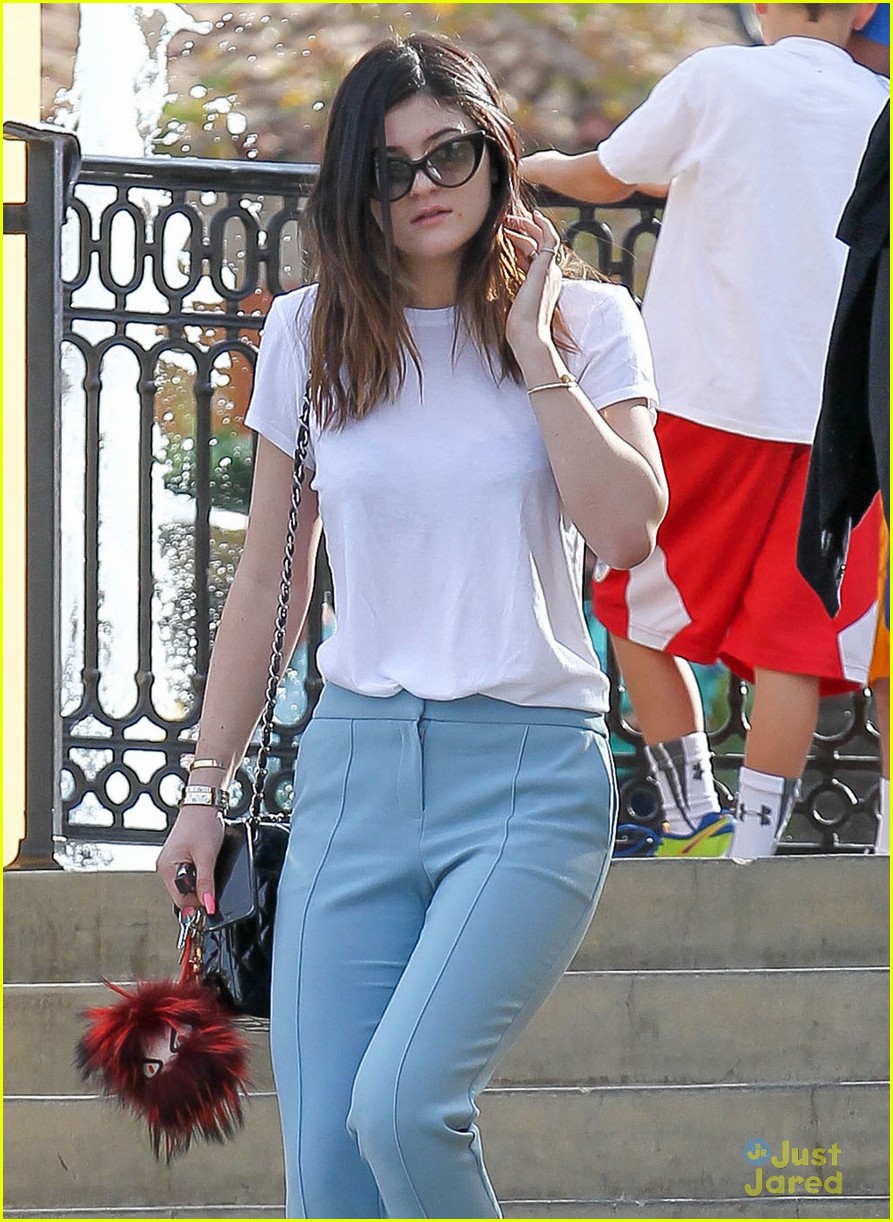 kendall jylie jenner saturday shoppers 01