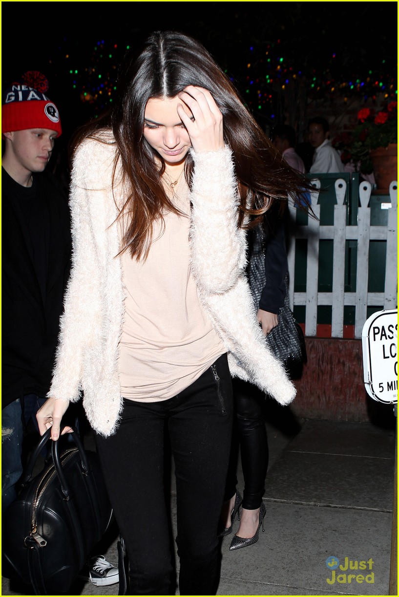 kendall jylie jenner saturday shoppers 05