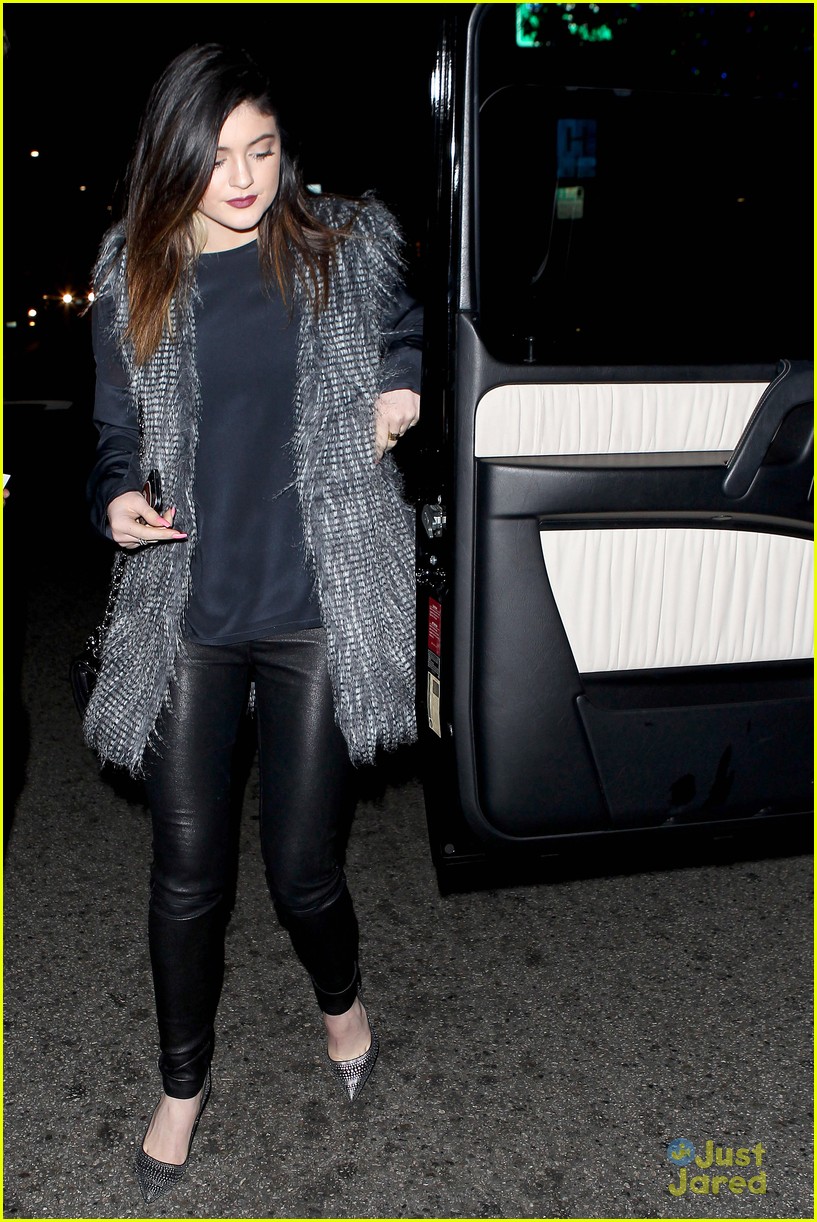 kendall jylie jenner saturday shoppers 09