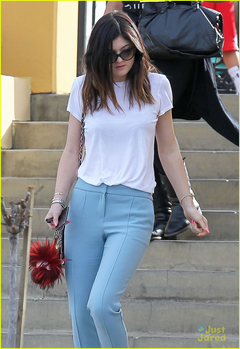 kendall jylie jenner saturday shoppers 29