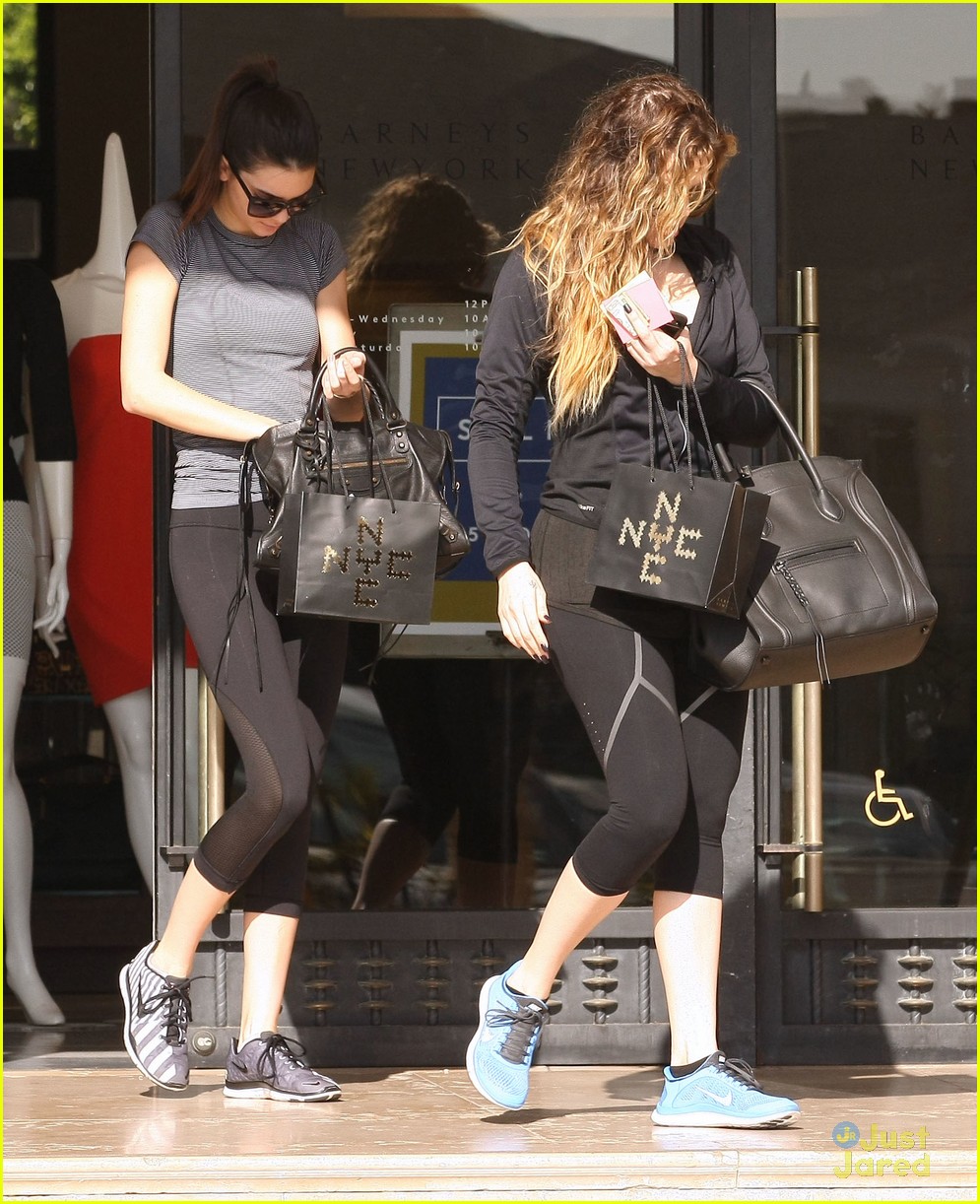 kendall jylie jenner saturday shoppers 39