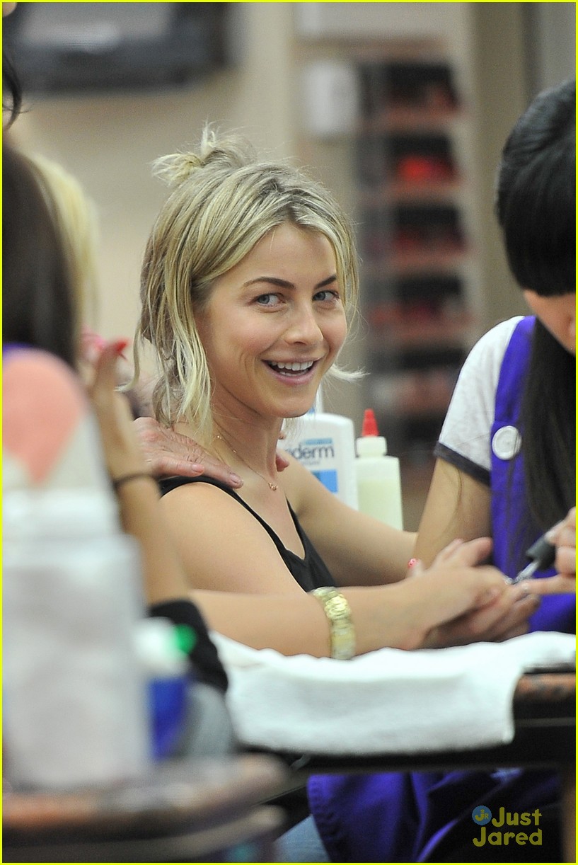 julianne hough new nails new year 01