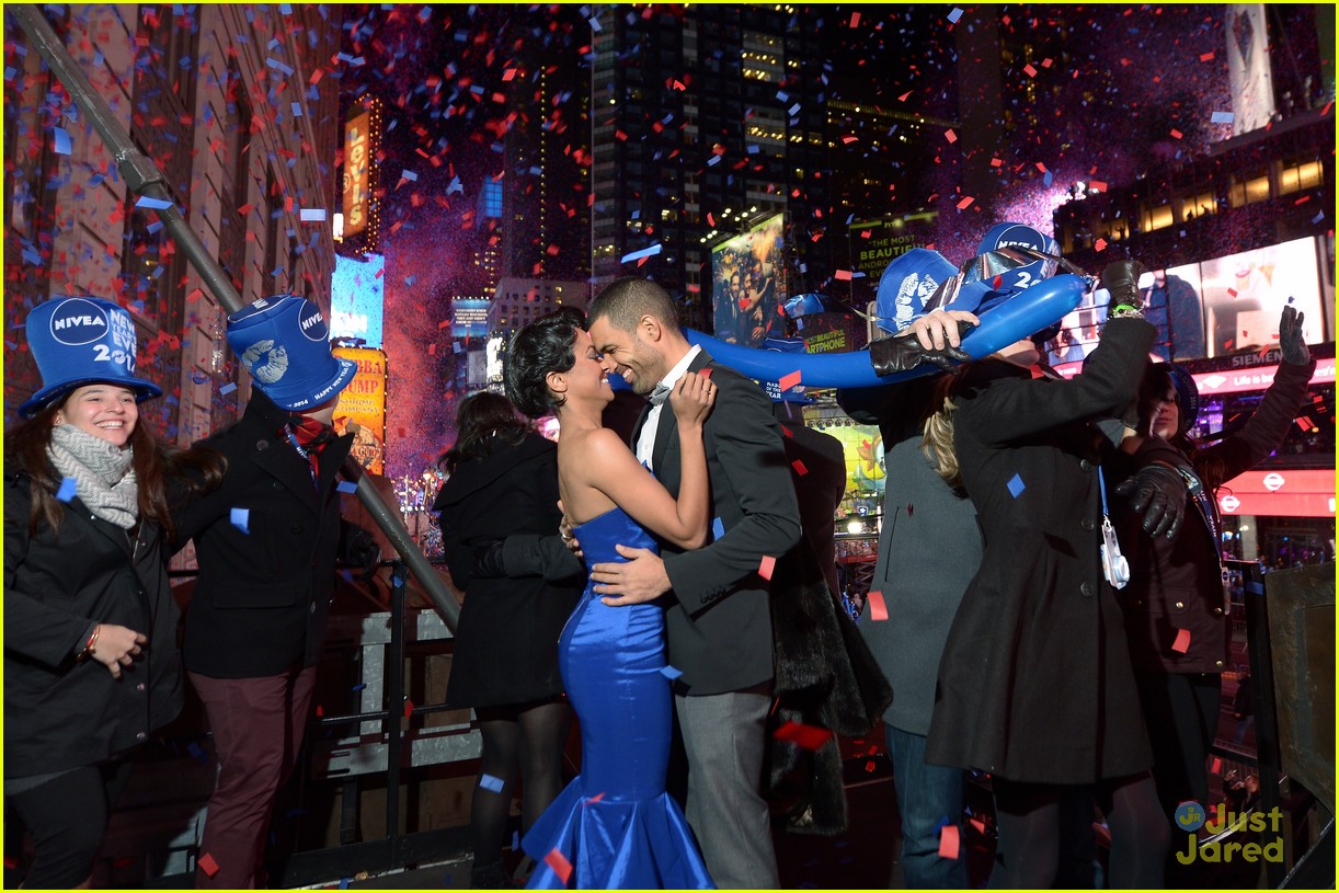 kat graham cottrell guidry midnight kiss on new years eve 12