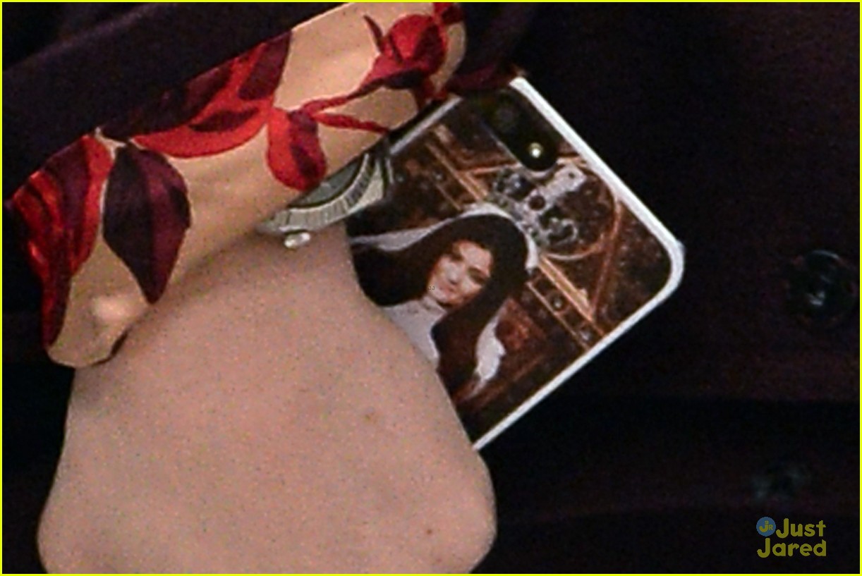 kylie jenner uses fan made phone case 03