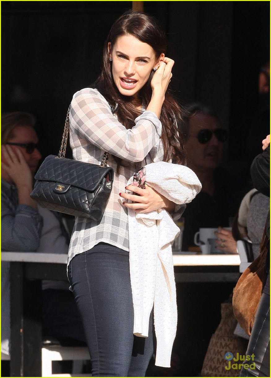 jessica lowndes toast lunch 01