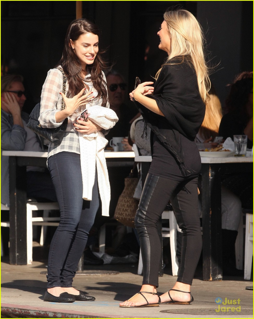 jessica lowndes toast lunch 04
