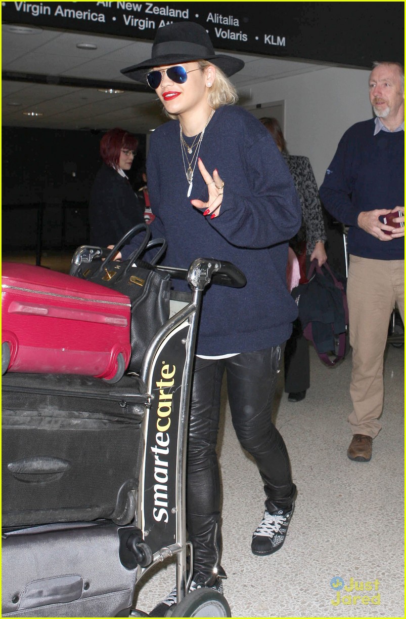 rita ora outfit switch at lax airport 01