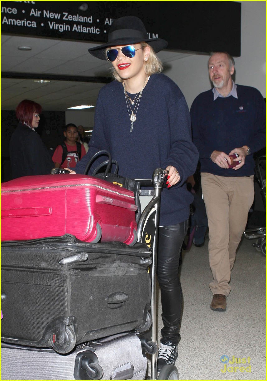 rita ora outfit switch at lax airport 06