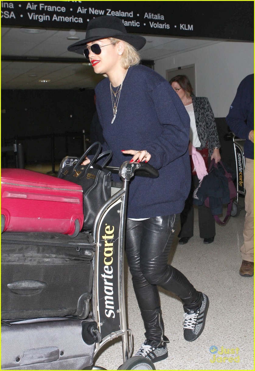 rita ora outfit switch at lax airport 08