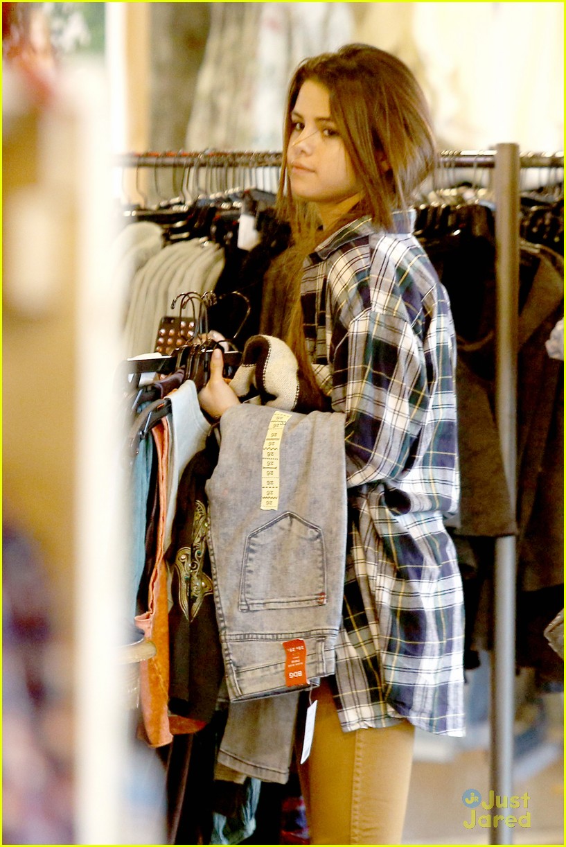 selena gomez shops before hanging out with justin bieber 02