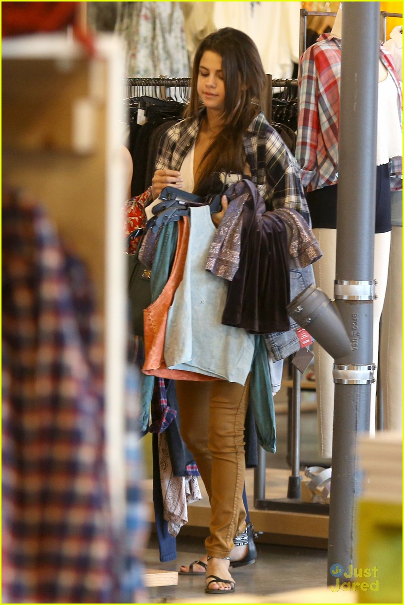 selena gomez shops before hanging out with justin bieber 06