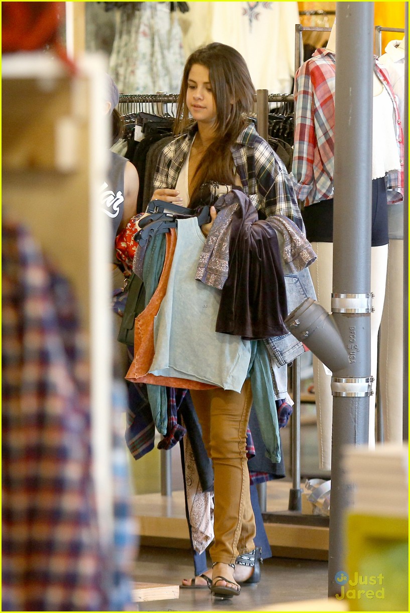 selena gomez shops before hanging out with justin bieber 17