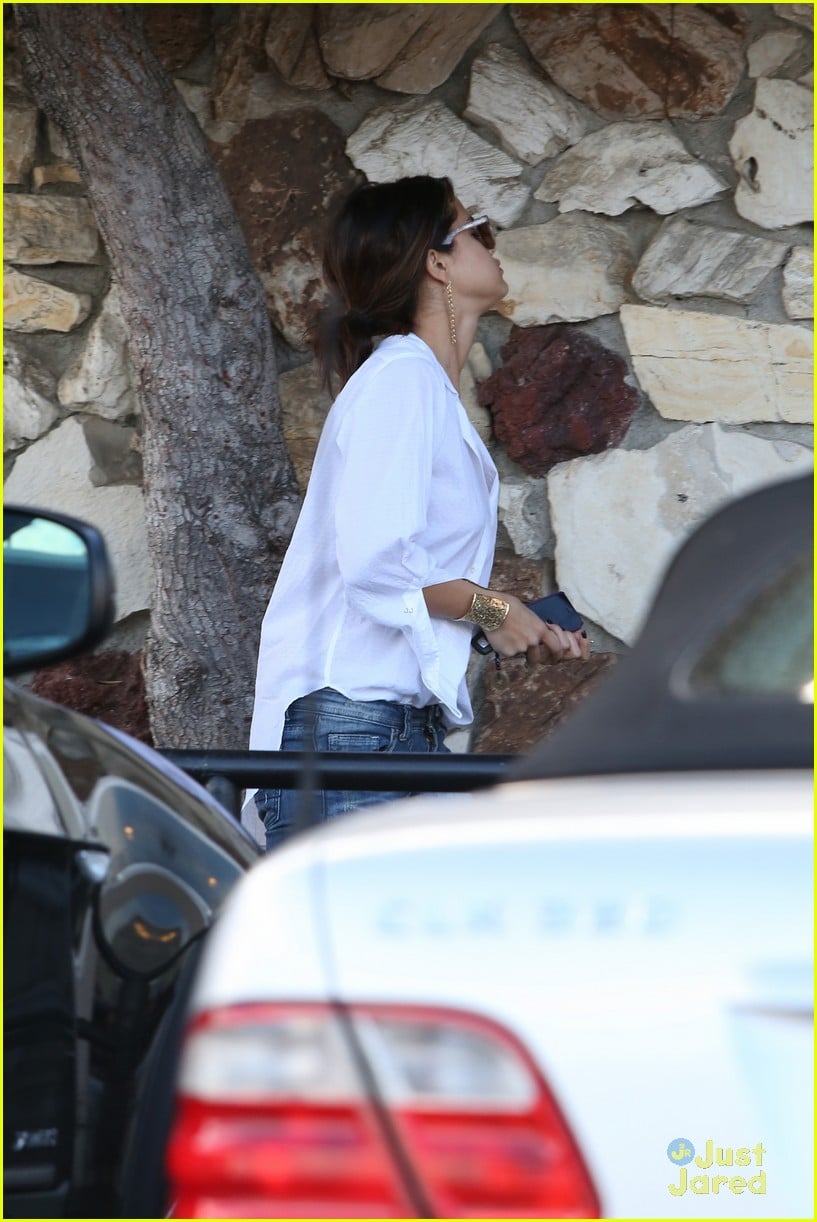selena gomez ripped jeans friday lunch 02