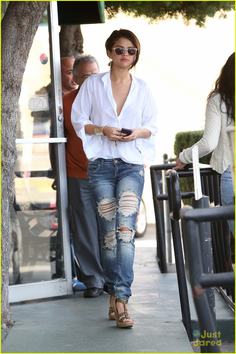 selena gomez ripped jeans friday lunch 07