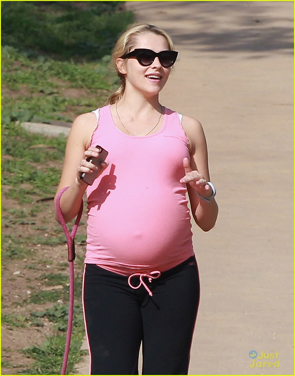 teresa palmer pregnant pink walk 01