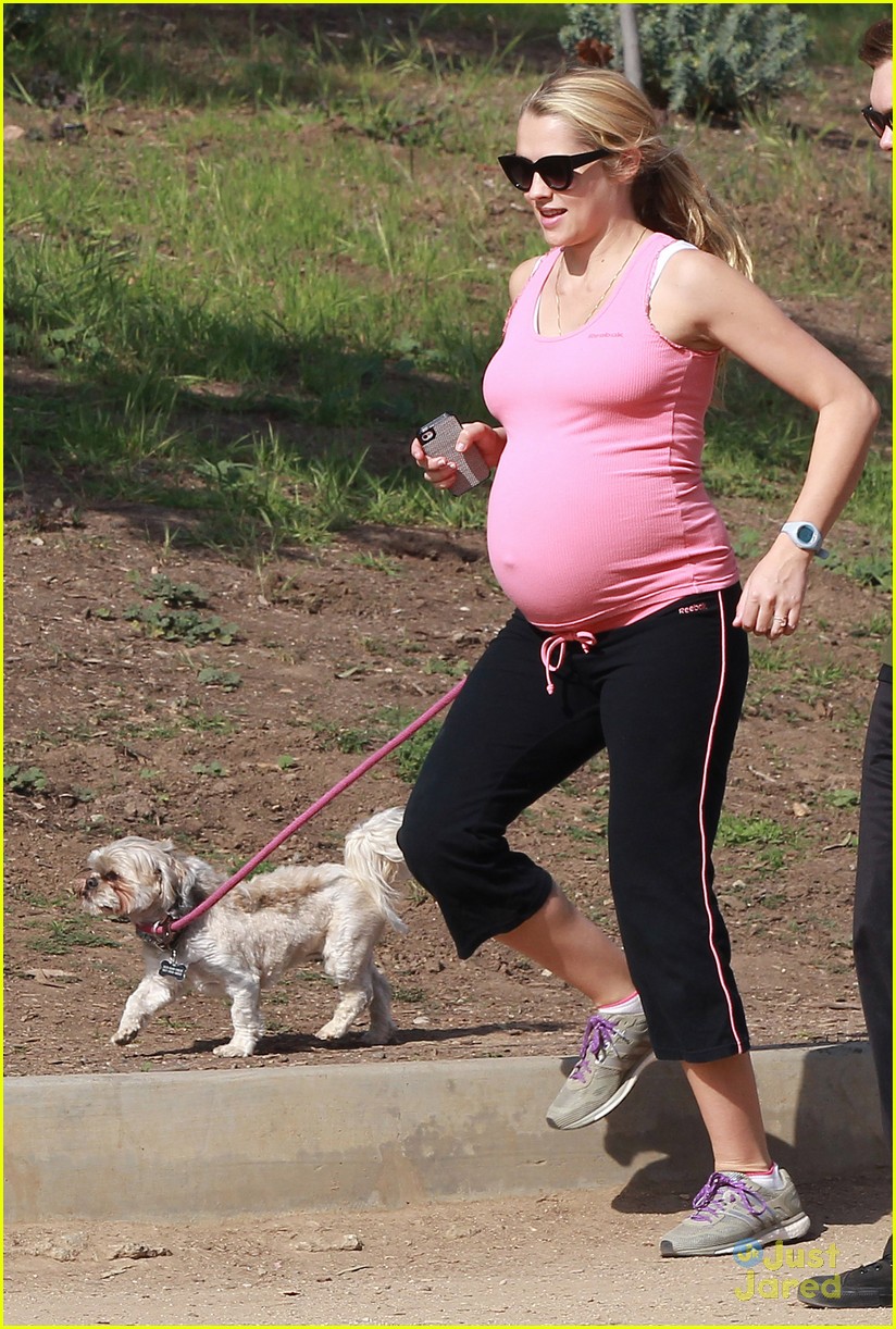 teresa palmer pregnant pink walk 04