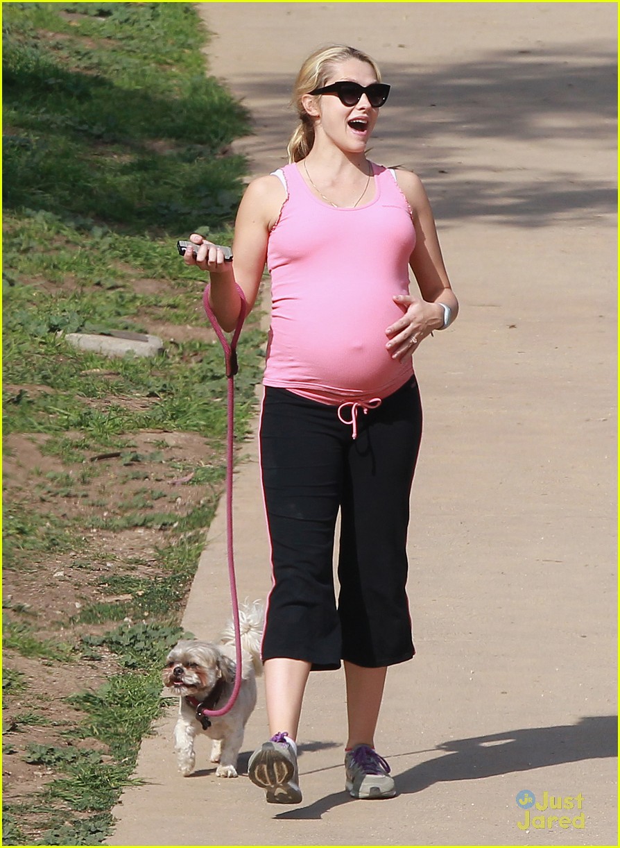 teresa palmer pregnant pink walk 10
