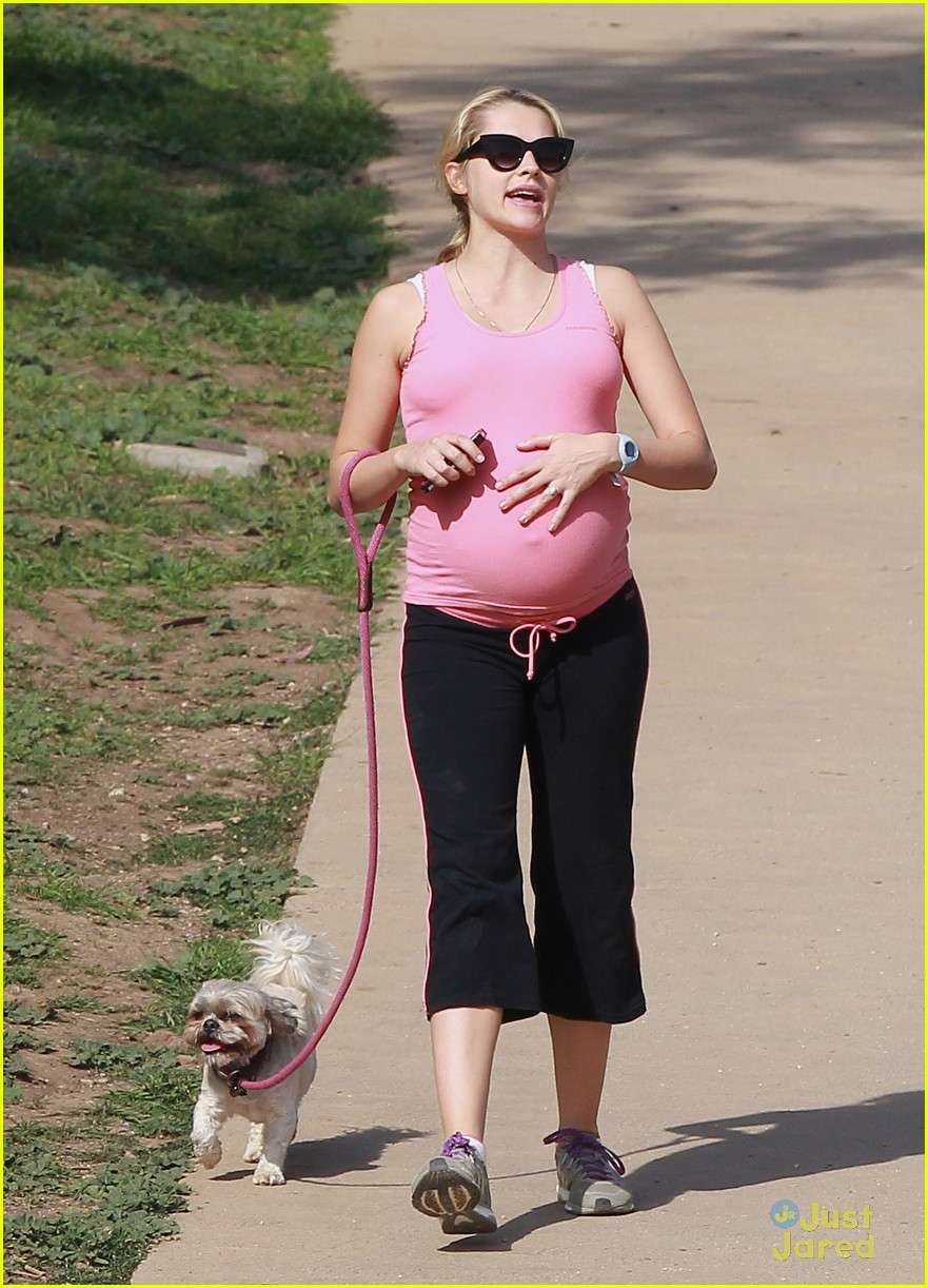 teresa palmer pregnant pink walk 11