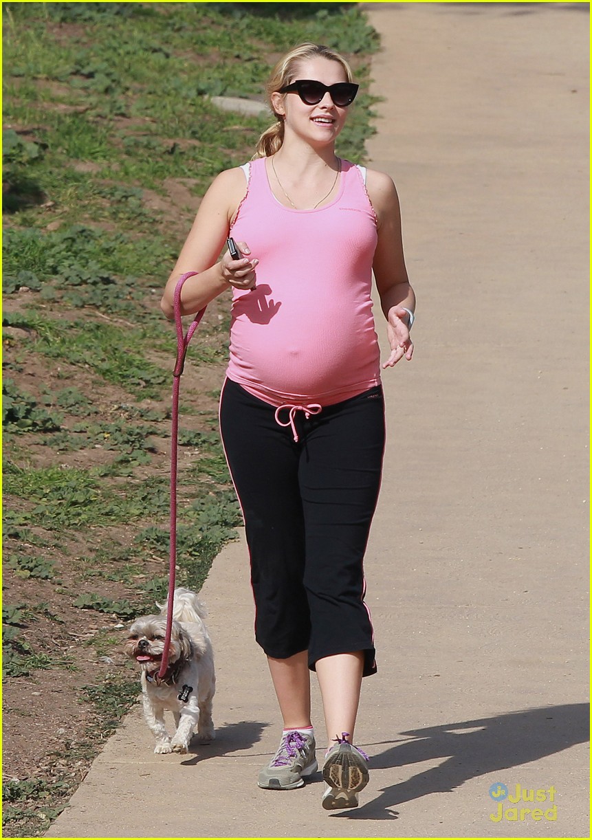 teresa palmer pregnant pink walk 15