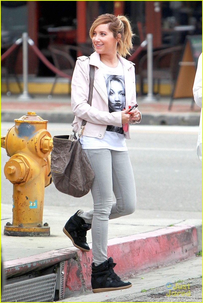 ashley tisdale toast cafe lunch 02