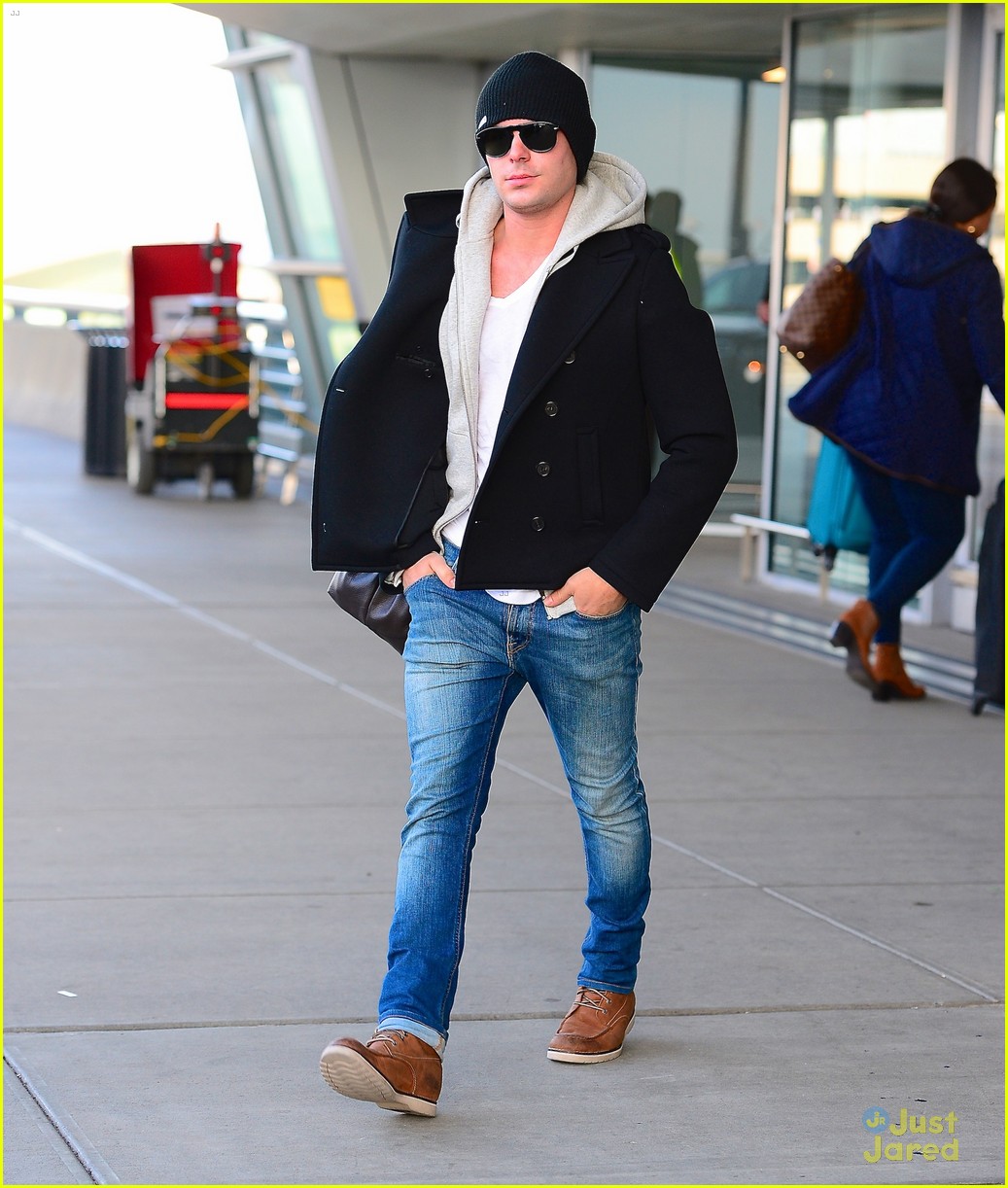 zac efron lands in new york city 01
