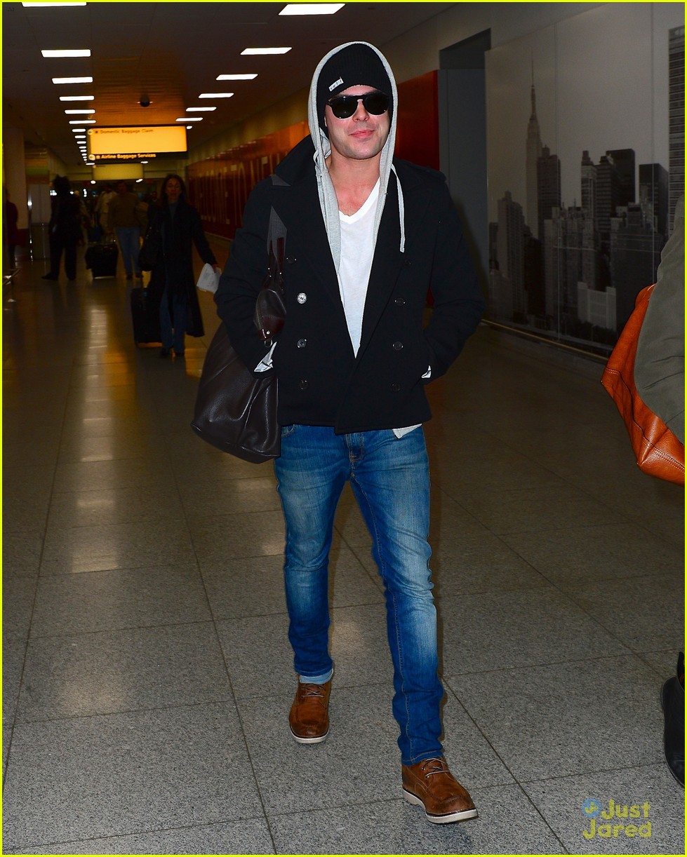 zac efron lands in new york city 02