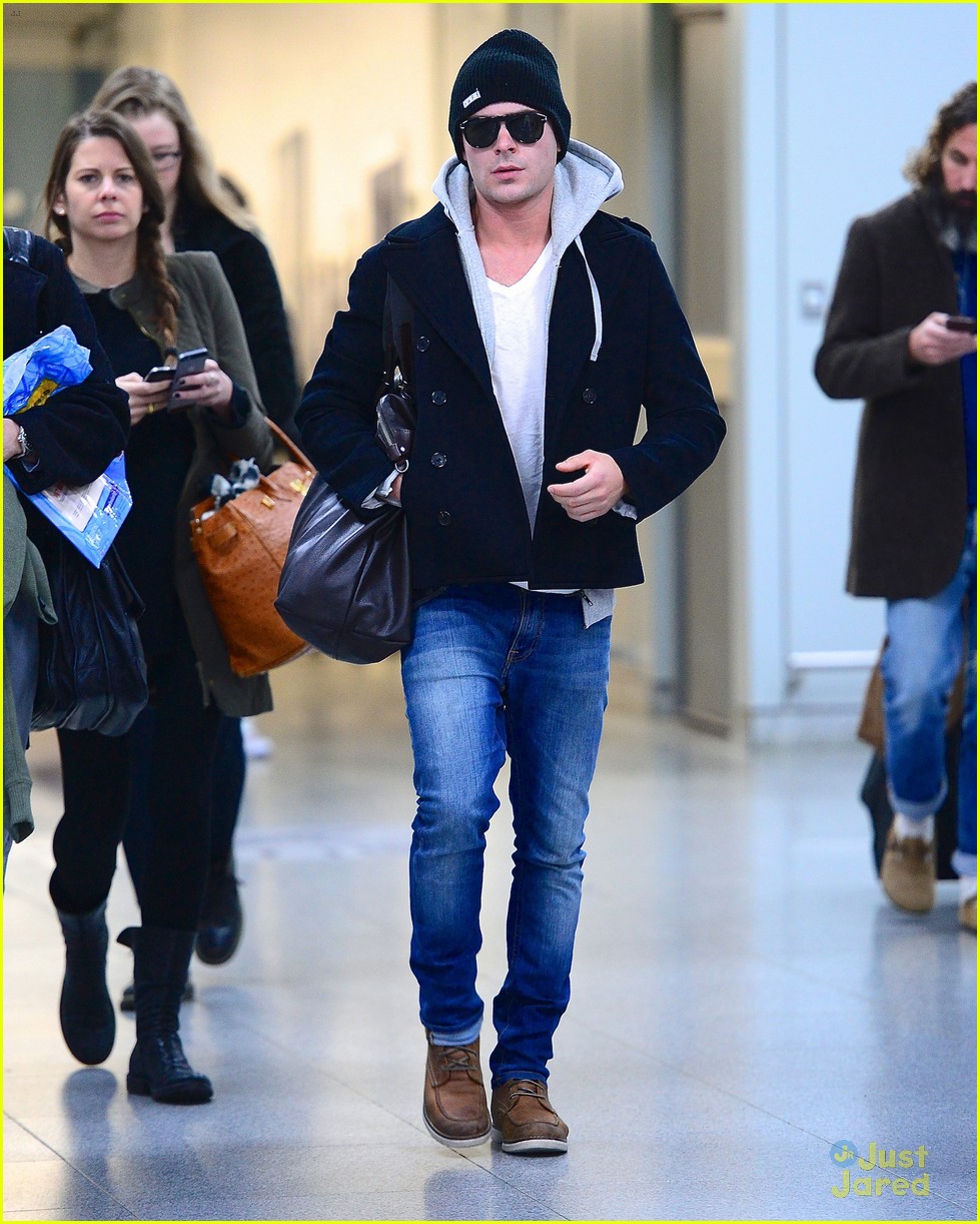 zac efron lands in new york city 04