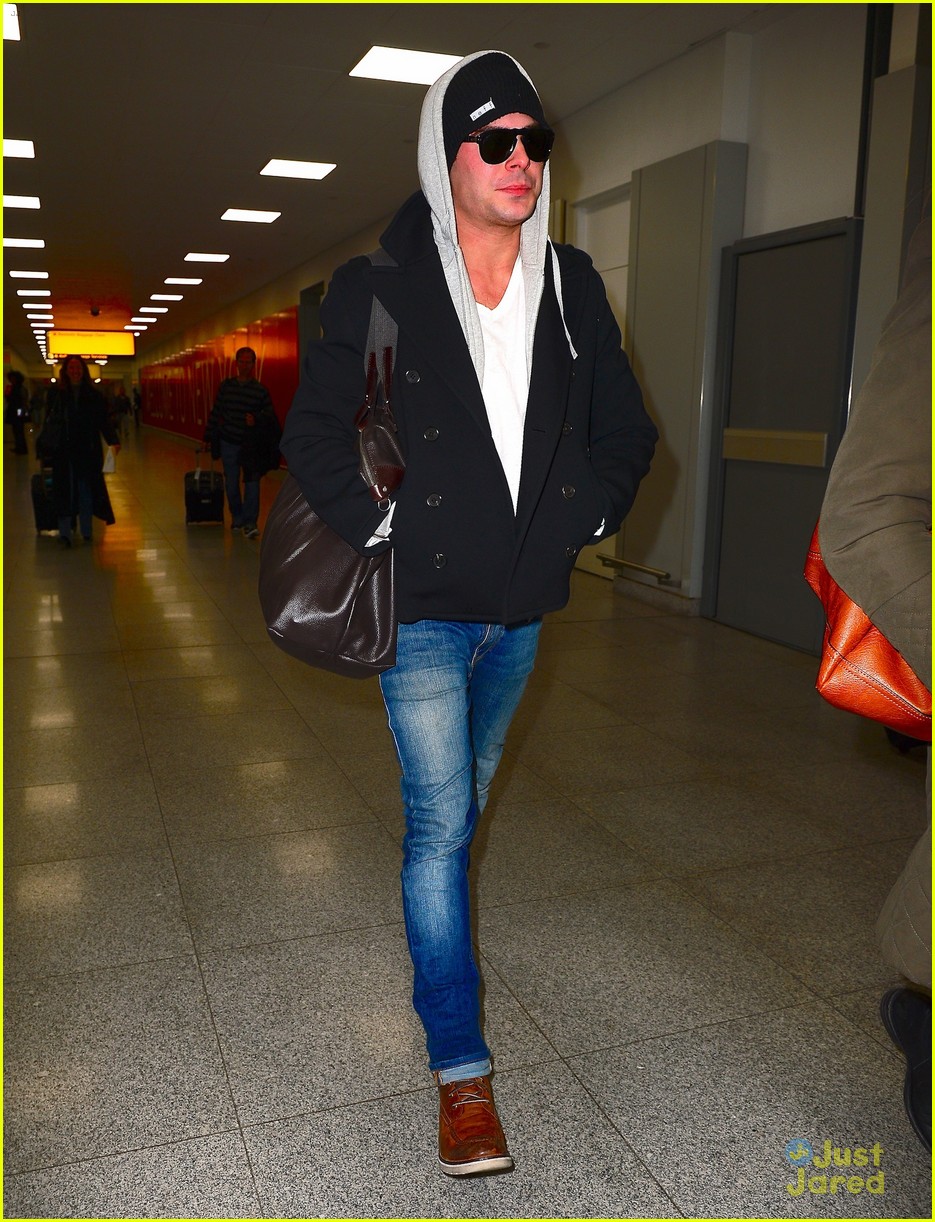 zac efron lands in new york city 05