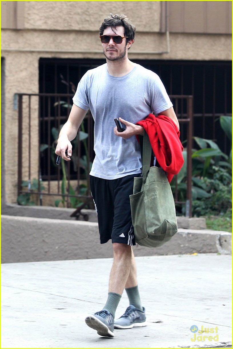 adam brody sports ring after reported wedding to leighton meester 07